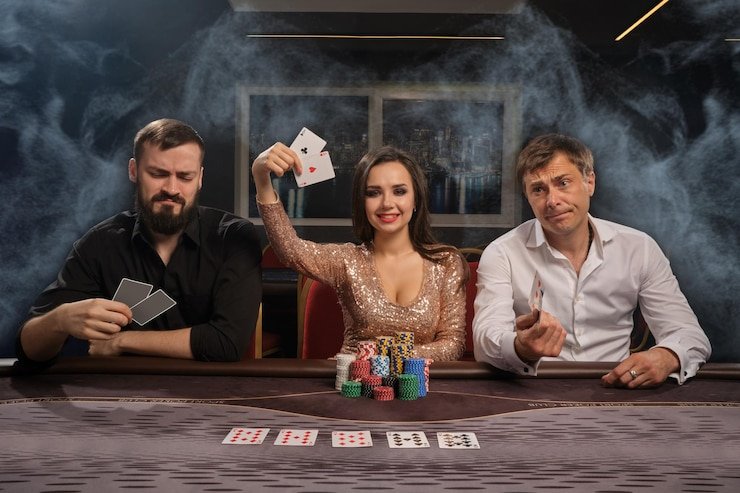 Permainan baccarat dengan kartu di meja kasino